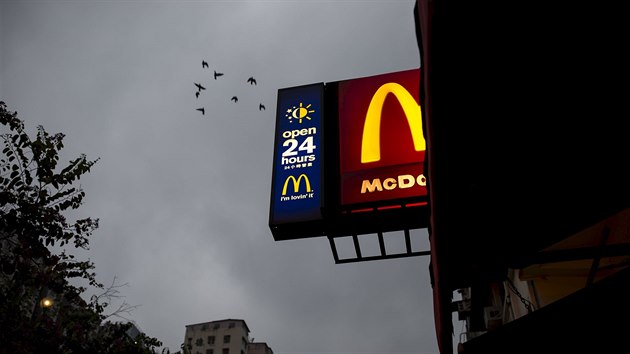 Hongkong ovldli McSpi. Chud lid nachz nov domov v McDonaldu.