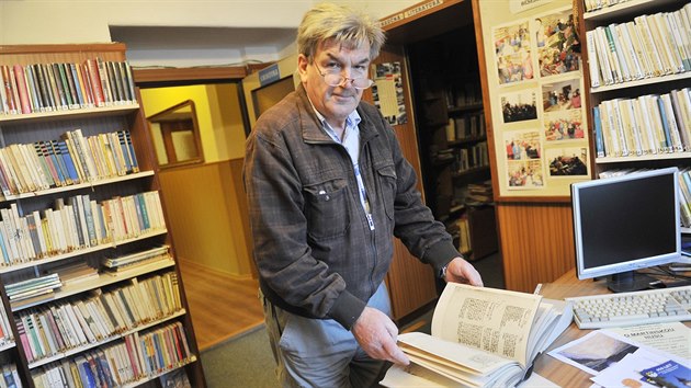 Mladoovick starosta Jan Chloupek v knihovn ukazuje kopii dkansk knihy Karlovy univerzity se zmnkami o Petrovi.