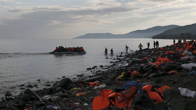 Na eck ostrov Lesbos pijd dal skupina uprchlk na nafukovacm raftu (10. listopadu 2015).