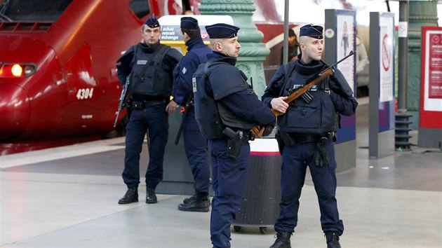 Policie chrn vlakovou stanici Gare du Nord v Pai (14. listopadu 2015).