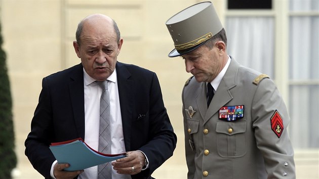 Francouzsk ministr obrany Jean-Yves Le Drian (vlevo) mluv ped Elysejskm palcem s nelnkem generlnho tbu Pierrem de Villiersem (14. listopadu 2015).