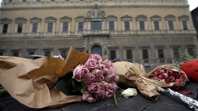 Lidé v Itálii projevují soustrast obětem útoků v Paříži a pokládají před francouzskou ambasádu v Římě květiny (14. listopadu 2015).
