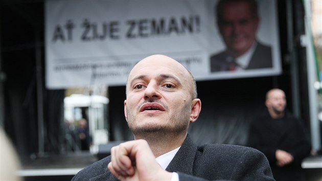 Na Albertov přišel podpořit prezidenta Miloše Zemana také šéf Bloku proti islámu Martin Konvička (17. listopadu 2015).