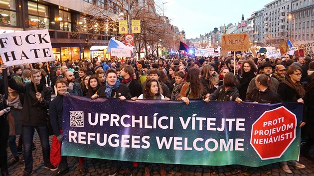 astnci pochodu Uprchlci vtejte - Refugees Welcome dorazili na Vclavsk nmst (17. listopadu 2015).