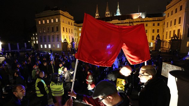 Na Hradčanské náměstí dorazili lidé z Pochodu proti Zemanovi (17. listopadu 2015).