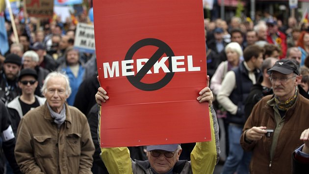 Lid protestuj v Berln na demonstraci svolan Alternativou pro Nmecko (7. listopad 2015)