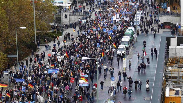 Lid protestuj v Berln na demonstraci svolan Alternativou pro Nmecko (7. listopad 2015)