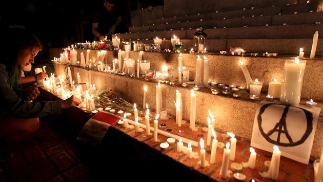 Dominiknci v Santo Domingu zapaluj svky na pamtku obt paskch masakr (16. listopad 2015)