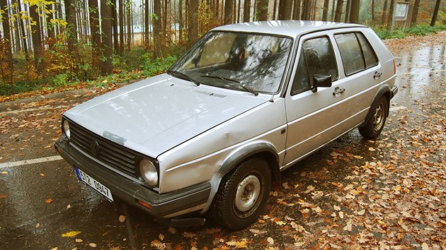 Volkswagen Golf druh generace je vzkladn vbav a se zkladn naftovou motorizac 1,6 D. Auto vypad zachovale, karoserie je ale na mnoha mstech prorezl.