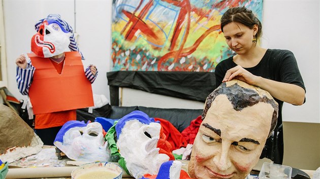 Mlad vtvarnci se chystaj oslavit leton Listopad s maskami ak i politik (10. 10. 2015)
