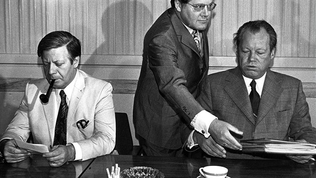 Zpadonmeck ministr financ Helmut Schmidt (vlevo) a kancl Willy Brandt (vpravo) na snmku z ervna 1973.