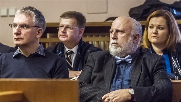 Provozn f spolenosti Oleo Chemical Radomr Kuera (vlevo) a zstupce spolenosti Cokeville Assets z Panenskch ostrov Petr Kme pi jednn Mstskho soudu v Praze. (18. listopadu 2015)