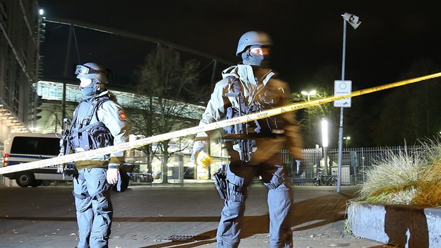 Policie v nmeckm Hannoveru zasahuje kvli hrozb teroristickho toku (17. listopadu 2015).