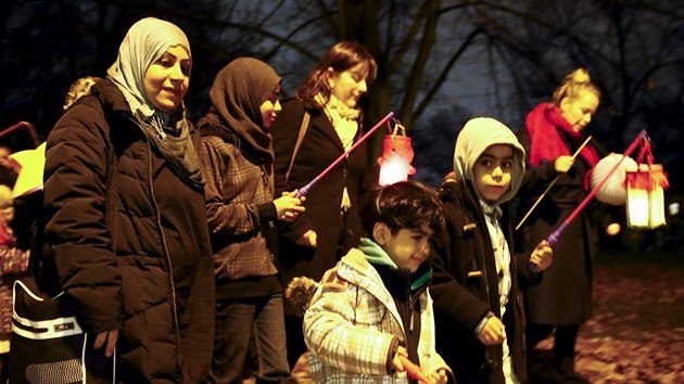 Uprchlická rodina z irácké Basry se spolu s Nmci úastní lampionového prvodu...