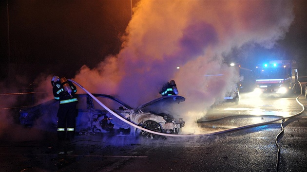 Hasii likvidují poár tí automobil, které nkdo zejm úmysln zapálil v...