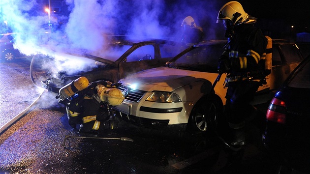 Hasii likvidují poár tí automobil, které nkdo zejm úmysln zapálil v...