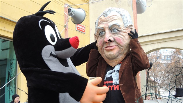 Sametové posvícení prezident Milo� Zeman s krte�kem.