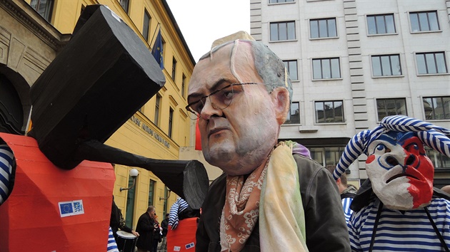 Sametové posvícení a bývalý ministr financí Miroslav Kalousek s máslem na hlav.