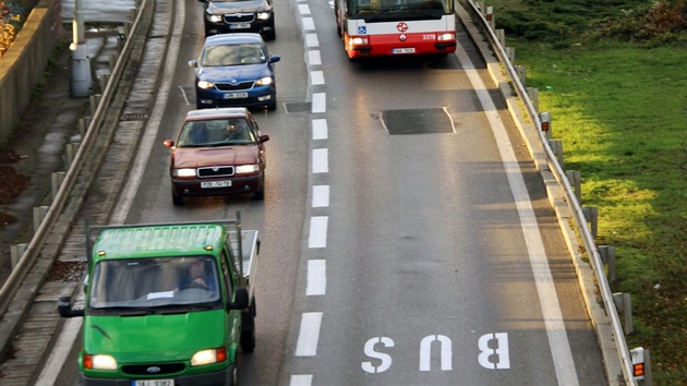 Vyhrazený pruh pro autobusy ve Strakonické ulici u Barrandovského mostu.