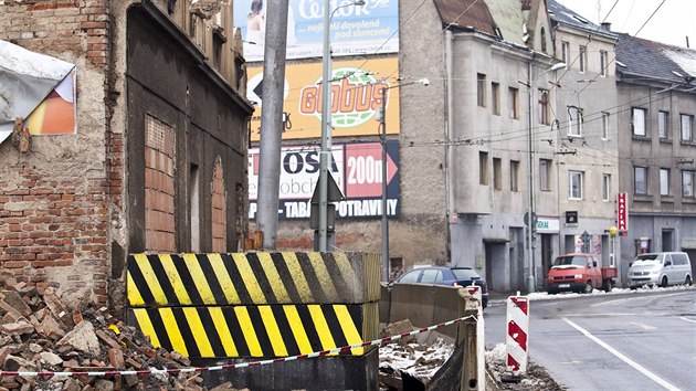 Pedlice, st nad Labem. Podle odhadu Svazu mst a obc by obce potebovaly od sttu do zatku dv miliardy korun, aby se chtrajcch a nebezpench budov na svm zem zbavily, ppadn tak vykoupily od soukromch majitel. Pokud toti soukrom majitel stavby nekon ani na zklad nazen stavebnho adu, budovy hyzd a ohrouj okol i nkolik let. Nucenou demolici pak obce musej zaplatit ze svho.