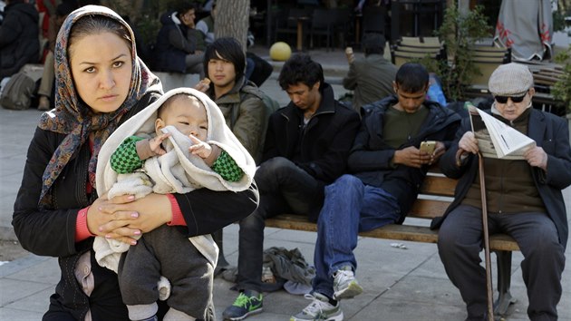 Afghánská uprchlice eká spolen s dalími benci v centru Athén na dalí...