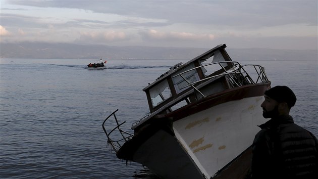 Uprchlci se do Evropy plav i na nafukovacch raftech. Na snmku prv m ke behu eckho ostrova Lesbos. (10. listopadu 2015)