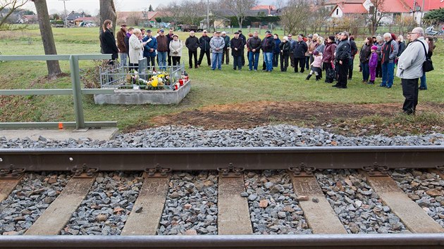 U Stéblové na Pardubicku zemřelo při železničním neštěstí 118 lidí. Lidé si připomněli 55 let od nehody. (14. 11. 2015)