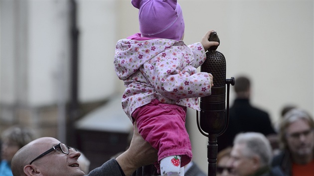 Pomník eské politiky Milady Horákové byl odhalen 16. listopadu u Poslanecké...