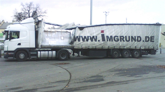 Polský kamion strhl troleje v Holeovicích.