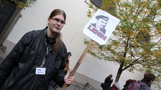 Demonstrace komunistů na Moravském náměstí v Brně při výročí sametové revoluce