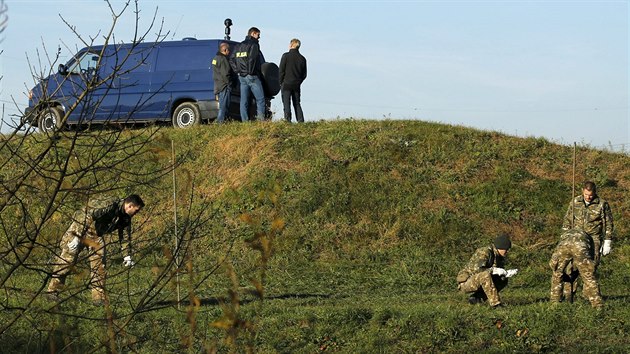 Slovint vojci stav zbrany na hranicch s Chorvatskem u obce Veliki Obrez (11. listopadu 2015).