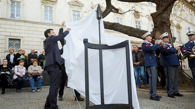 Slavnostní odhalení pomníku Milady Horákové ve Sněmovní ulici (16. listopadu 2015).
