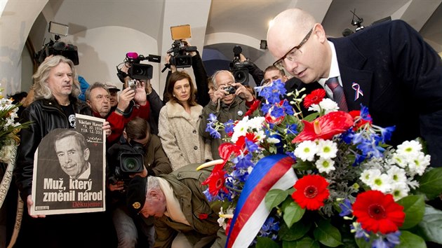 Premiér Sobotka položil kytici u památníku na Národní třídě.