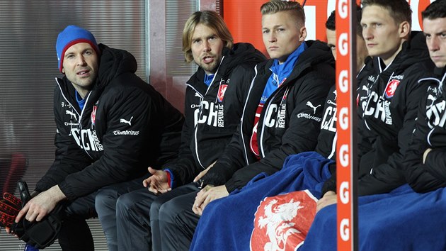 Petr Čech (zleva), Jaroslav Plašil, Václav Procházka, Marek Suchý, Milan Škoda a Ondřej Zahustel na lavičce během přípravného utkání proti Srbsku.