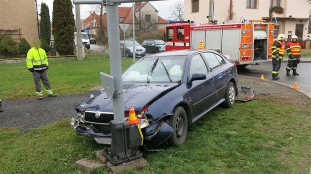 Snímek z jedné z havárií, při nichž řidič v Kostelci na Hané narážel do sloupů. (15. listopad 2015)