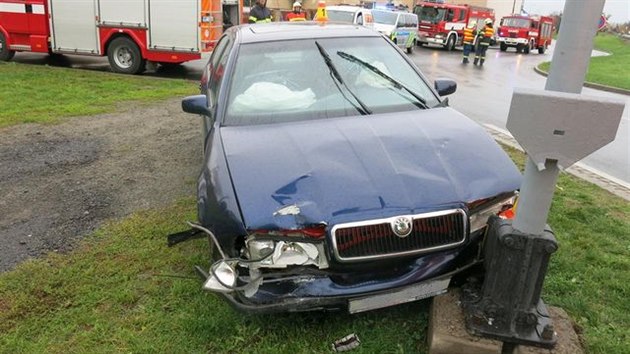 Snímek z jedné z havárií, při nichž řidič v Kostelci na Hané narážel do sloupů. (15. listopad 2015)