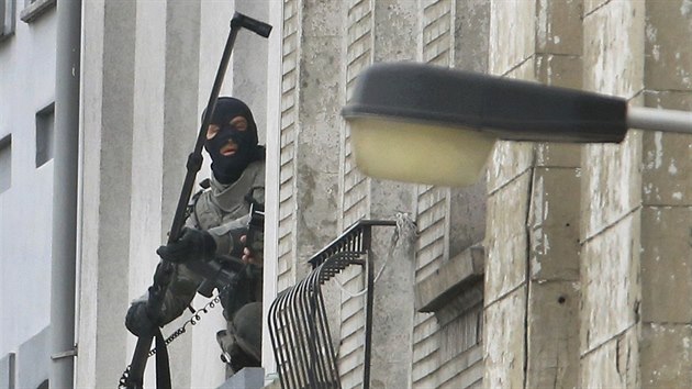 Policejn zsah v bruselsk tvrti Molenbeek (16. listopadu 2015)