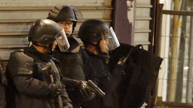 Zásah proti údajným strůjcům teroristických útoků v Paříži. Francouzská policie a armáda ochromila čtvrť Saint-Denis. (18. listopadu 2015)