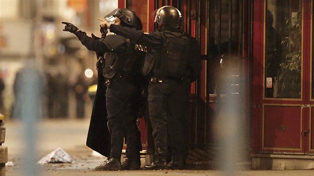 Zsah proti dajnm strjcm teroristickch tok v Pai. Francouzsk policie a armda ochromila tvr Saint-Denis (18. listopadu 2015)