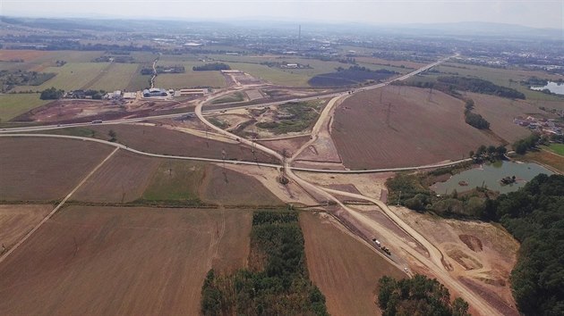 Na leteckém snímku z října 2015 je vidět, jak postupuje stavba dálnice D3 u Českých Budějovic v úseku Borek - Úsilné.