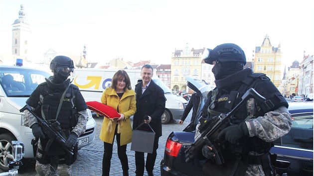 Do eskch Budjovic dorazila Svatovclavsk koruna.