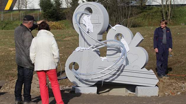 Instalace památníku 17. listopadu na nábřeží v Jihlavě.