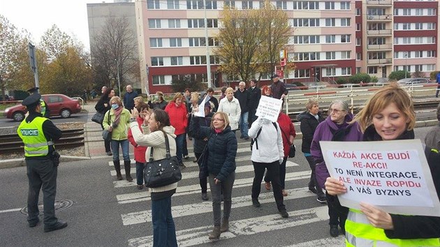 Na Ládví se konala demonstrace zdejších občanů kvůli novým autobusům (10.11.2015).