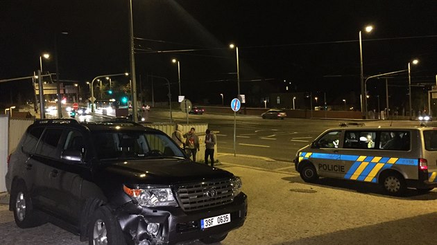 Na pražských Hradčanech se srazilo BMW s policejním vozem (17.11.2015).