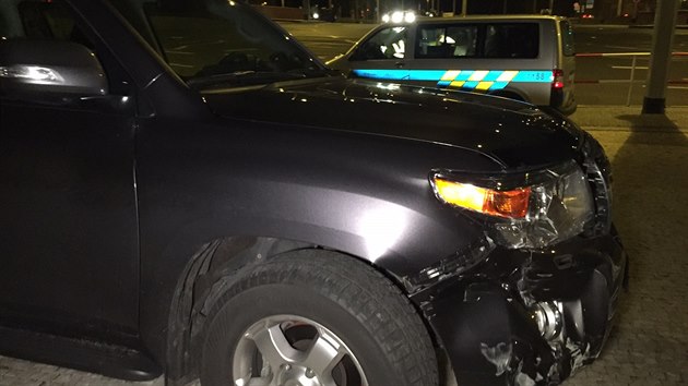 Na pražských Hradčanech se srazilo BMW s policejním vozem (17.11.2015).