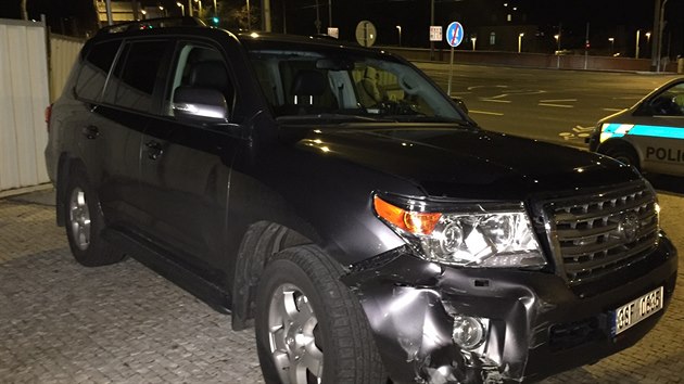 Na praskch Hradanech se srazilo BMW s policejnm vozem (17.11.2015).