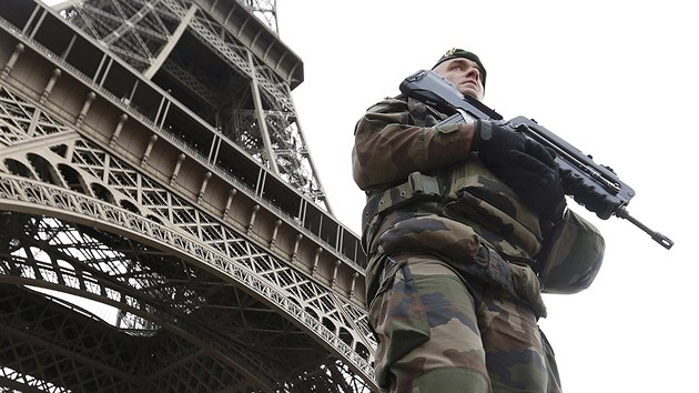 Francouzsk metropole proila ern ptek tinctho, po teroristickch tocch zemelo 130 lid.
