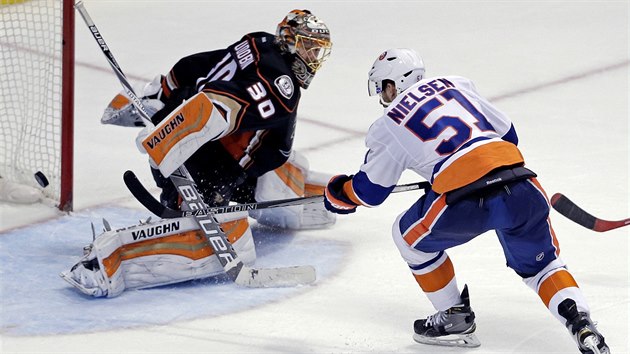 Frans Nielsen z New York Islanders pekonv branke Anaheimu Antona Chudobina.