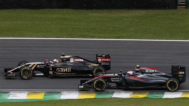 Romain Grosjean (vlevo) a Jenson Button bojuj ve Velk cen Brazlie formule 1.