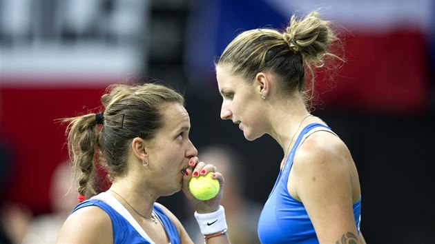 PORADA. Barbora Strcov (vlevo) a Karolna Plkov pi tyhe ve finle Fed Cupu.